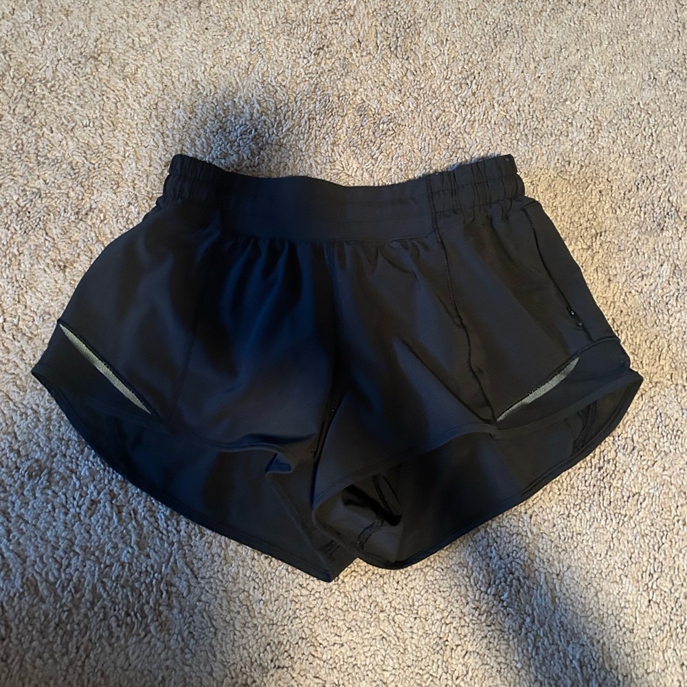 lululemon high rise hotty hot shorts, 2.5”, size 4